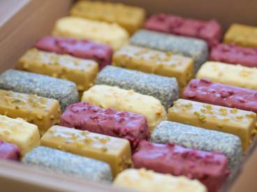 Moderné vrstvené mousse tehličky