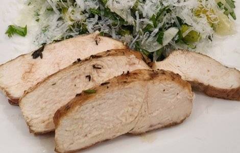 Kurací „steak“ Supreme a feniklový šalát s grepom a ovčím syrom