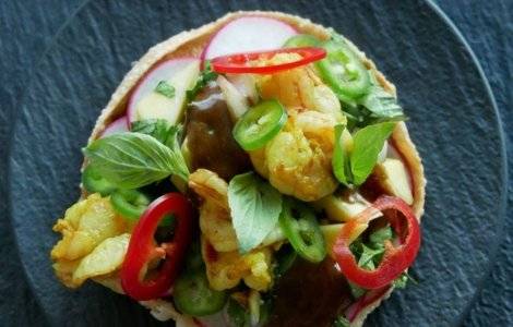 Ázijské tacos s marinovanými tigrími krevetami, japonskou majonézou a mangom